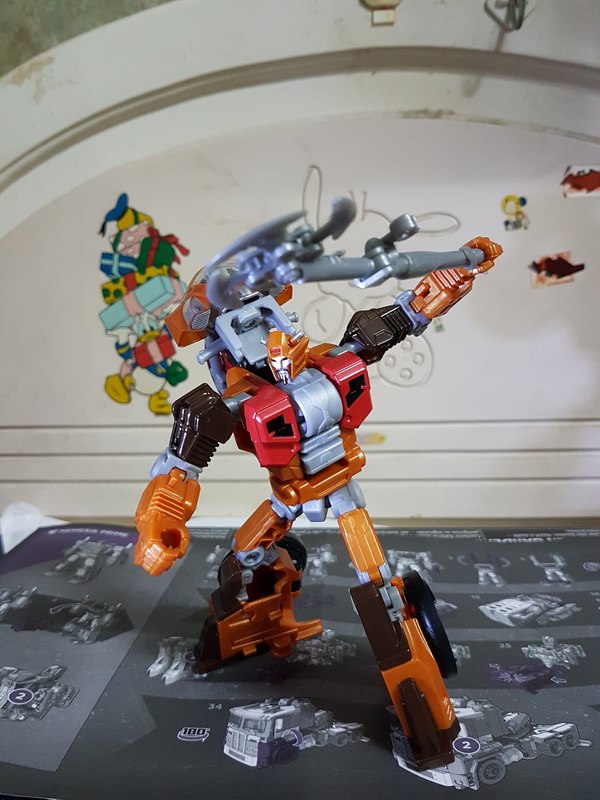 Power Of The Primes Wreck Gar Walgreens Exclusive In Hand Photos 06 (6 of 16)